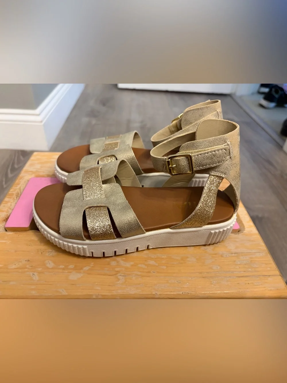 Girl's Mia Shoes Metallic Gold Buckle Platform Sandals- Size 13- Pre-owned